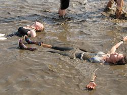 Przystanek Woodstock 2014, kuŝante en la akvo kun gumbotoj